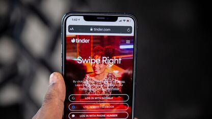 Traditionele datingsites vs Tinder: dit zijn de grootste verschillen
